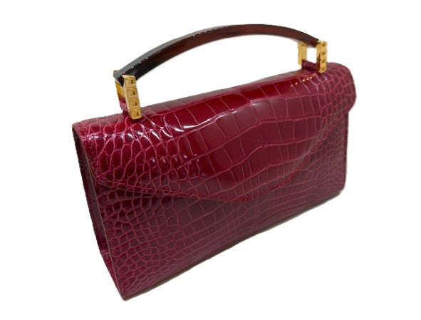 Mia Tophandle in Red